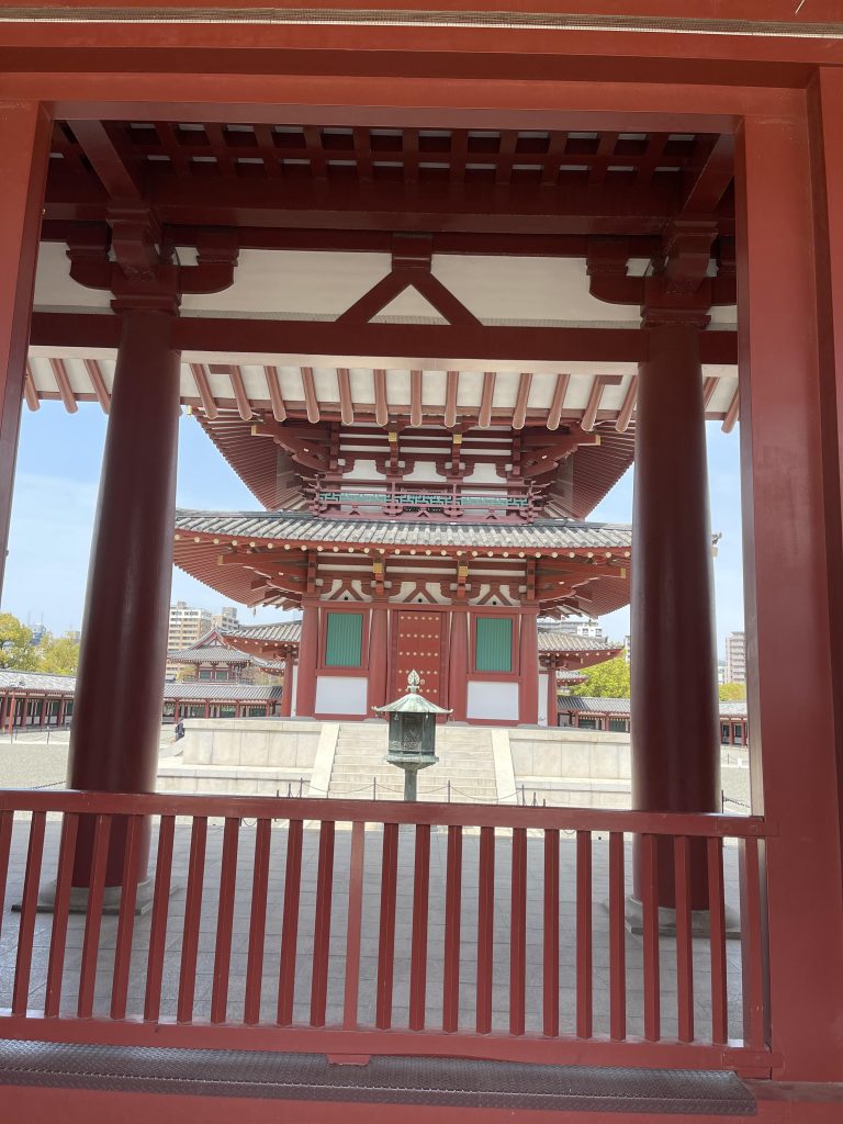 中門(仁王門)越しに五重塔を望むView of the five-story pagoda through the middle gate (Niomon)
