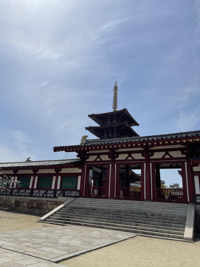 東重門と五重塔
Higashijumon Gate and gojūnotō
