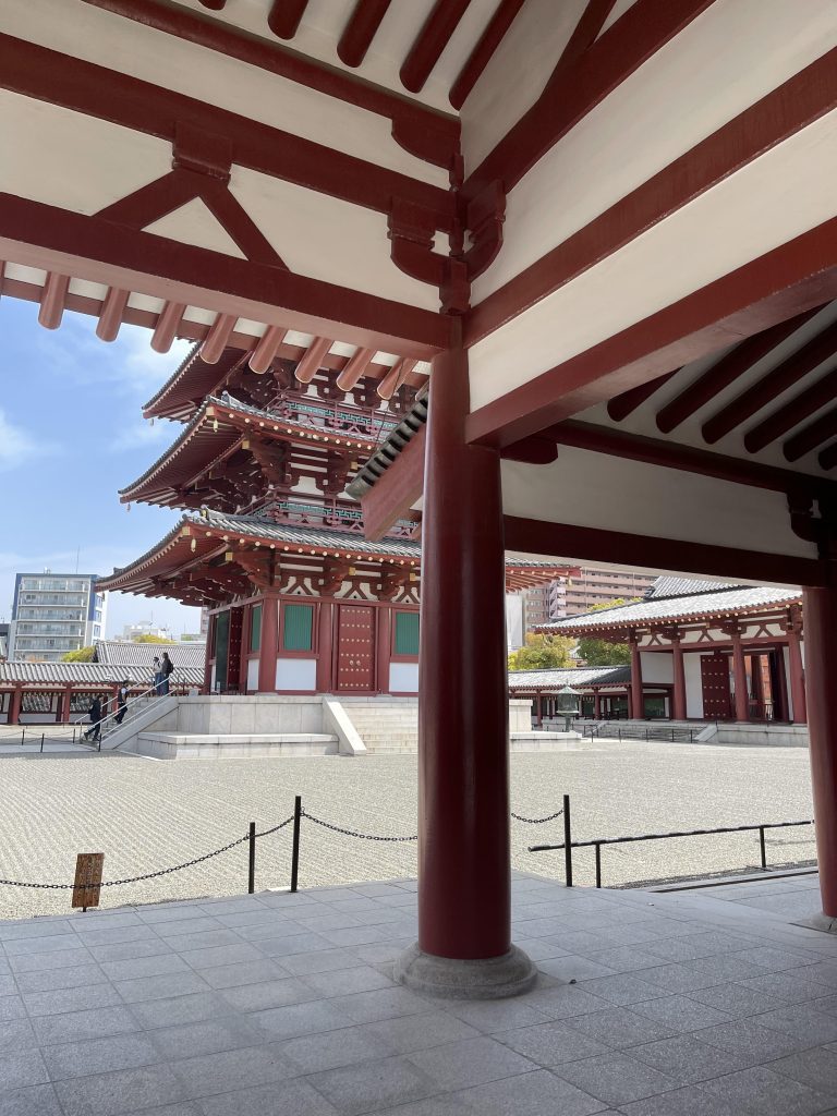 四天王寺 伽藍の中の様子
Inside the Shitennoji temple complex